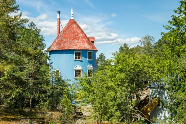 Naantali, Finlandiya - 28 Haziran 2019: Moominhouse park Moominworld güneşli yaz gününde.