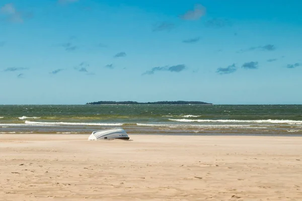 ポリ, フィンランド - 2019年6月27日: 夏の美しい砂浜Yyteriの救命ボート, ポリ, フィンランド — ストック写真