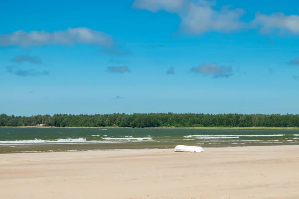 ポリ, フィンランド - 2019年6月27日: 夏の美しい砂浜Yyteriの救命ボート, ポリ, フィンランド — ストック写真