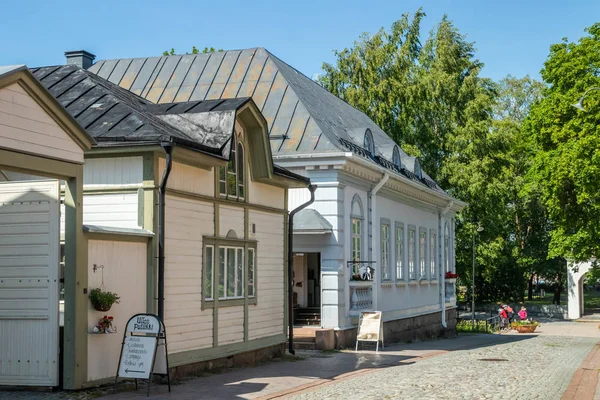 Rauma, Finnland - 27. Juni 2019: Old rauma, eines der UNESCO-Welterbestätten, ist die größte einheitliche Holzstadt in den nordischen Ländern — Stockfoto