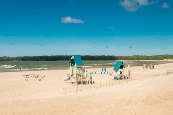 Pori, Finnország-június 27, 2019: játszótér a gyönyörű homokos strandon Yyteri a nyáron, Pori, Finnország — Stock Fotó