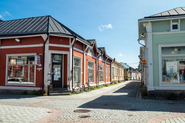 Rauma, Finland-27 juni 2019: Old Rauma, een van de UNESCO werelderfgoedlocaties, is de grootste uniforme houten stad in de Noordse landen — Stockfoto