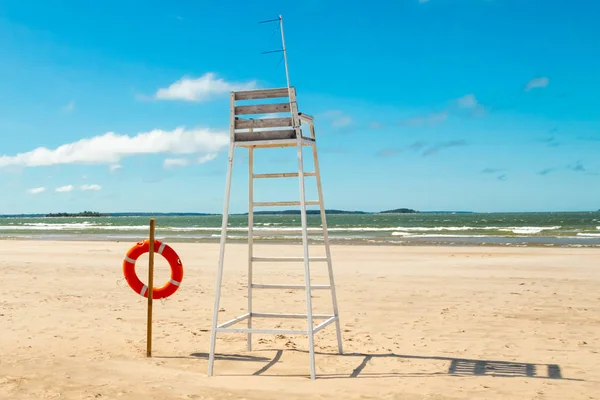 Lifeguard torony és lifering a gyönyörű homokos tengerpart Yyteri a nyár, a Pori, Finnország — Stock Fotó