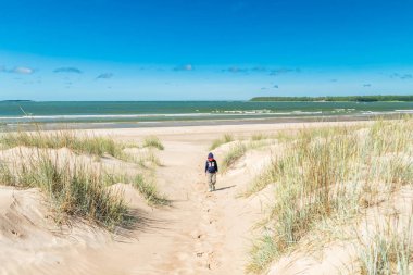 Yaz aylarında güzel kumlu plaj Yyteri küçük çocuk, Pori, Finlandiya