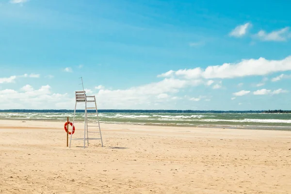 Lifeguard torony és lifering a gyönyörű homokos tengerpart Yyteri a nyár, a Pori, Finnország — Stock Fotó