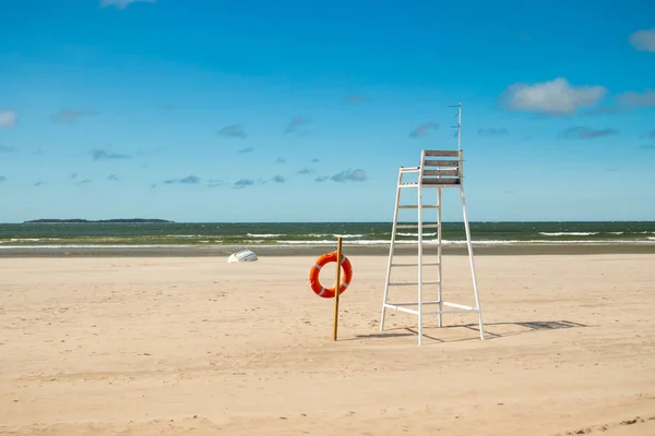 Lifeguard torony és lifering a gyönyörű homokos tengerpart Yyteri a nyár, a Pori, Finnország — Stock Fotó