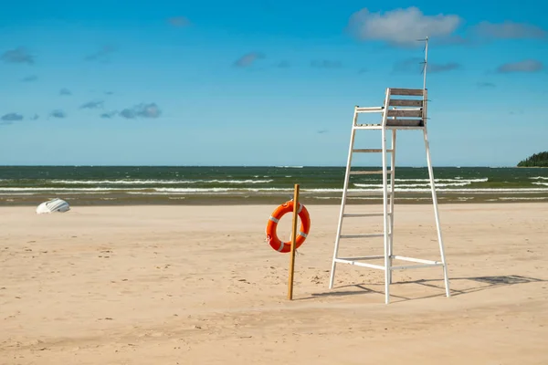 Tour de sauvetage et sauvetage sur la belle plage de sable Yyteri en été, à Pori, Finlande — Photo