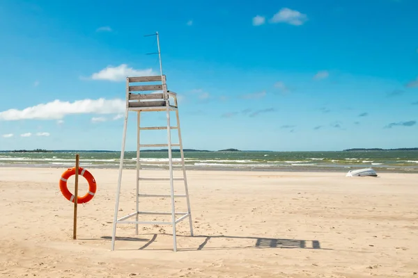 Tour de sauvetage et sauvetage sur la belle plage de sable Yyteri en été, à Pori, Finlande — Photo