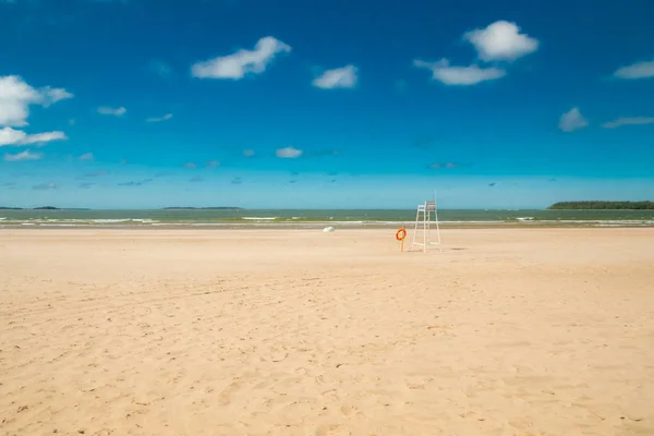 Lifeguard torony és lifering a gyönyörű homokos tengerpart Yyteri a nyár, a Pori, Finnország — Stock Fotó