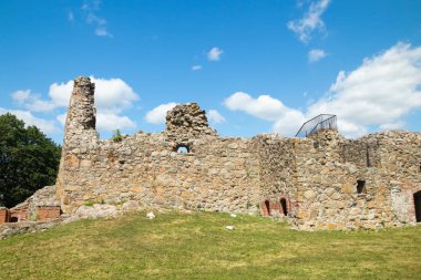 Kaarina güneşli yaz gününde Kuusisto kale kalıntıları, Finlandiya.