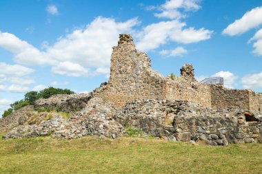 Kaarina güneşli yaz gününde Kuusisto kale kalıntıları, Finlandiya.