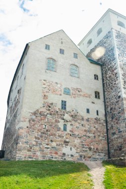 Turku, Finlandiya - 29 Haziran 2019: Eski ortaçağ kalesi.