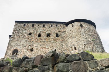 Yaz aylarında Finlandiya'da bir kaya üzerinde Ortaçağ Raseborg kale