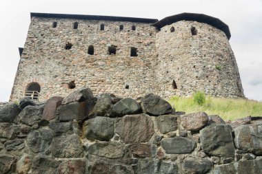 Yaz aylarında Finlandiya'da bir kaya üzerinde Ortaçağ Raseborg kale