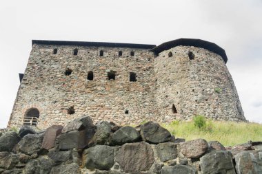 Yaz aylarında Finlandiya'da bir kaya üzerinde Ortaçağ Raseborg kale