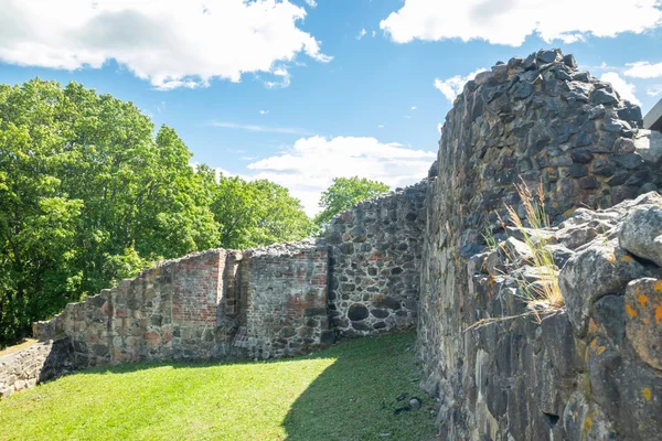 Ruinas del castillo de Kuusisto en el soleado día de verano en Kaarina, Finlandia . — Foto de Stock