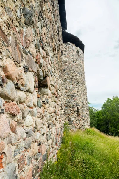 Castelo medieval de Raseborg sobre uma rocha na Finlândia no verão — Fotografia de Stock