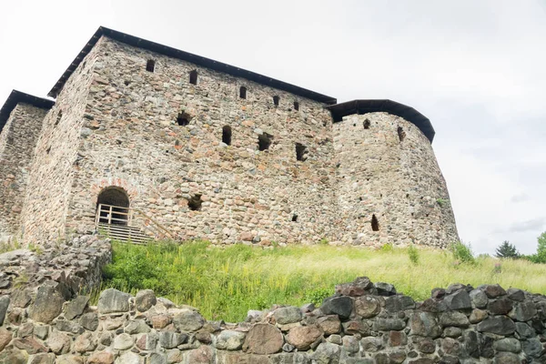 Castelo medieval de Raseborg sobre uma rocha na Finlândia no verão — Fotografia de Stock