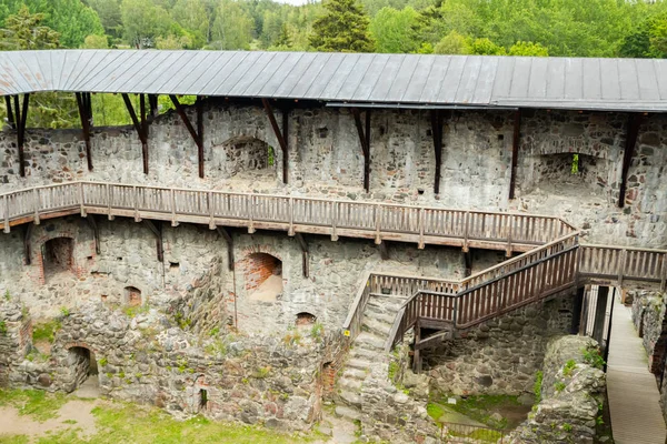 Medieval Raseborg castelo pátio em uma rocha na Finlândia no verão — Fotografia de Stock