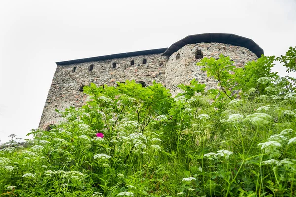 Średniowieczny zamek Raseborg na skale w Finlandii latem — Zdjęcie stockowe