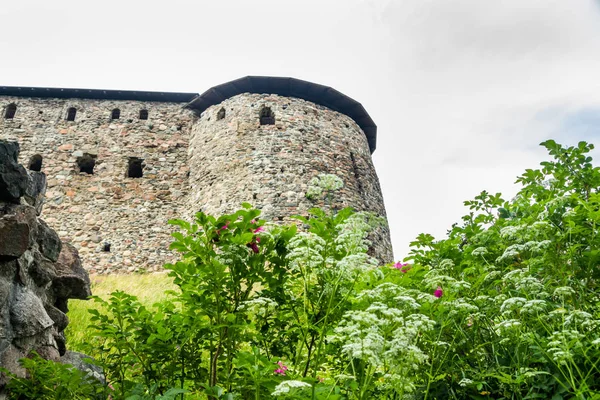 Castelo medieval de Raseborg sobre uma rocha na Finlândia no verão — Fotografia de Stock