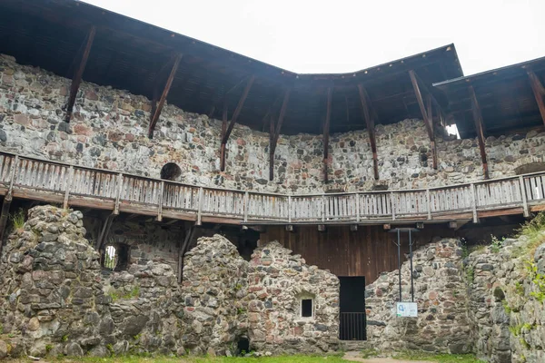 Medieval Raseborg castelo pátio em uma rocha na Finlândia no verão — Fotografia de Stock