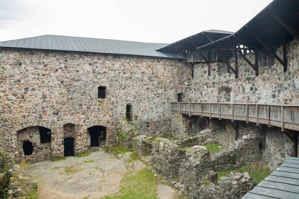 Medieval Raseborg castelo pátio em uma rocha na Finlândia no verão — Fotografia de Stock
