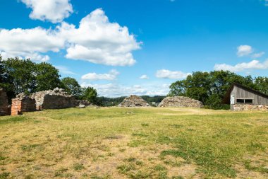 Kaarina güneşli yaz gününde Kuusisto kale kalıntıları, Finlandiya.