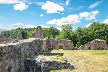 Kaarina güneşli yaz gününde Kuusisto kale kalıntıları, Finlandiya.