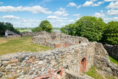 Kaarina güneşli yaz gününde Kuusisto kale kalıntıları, Finlandiya.
