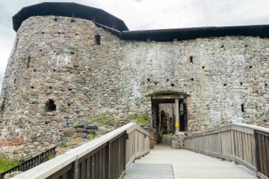 Yaz aylarında Finlandiya'da bir kaya üzerinde Ortaçağ Raseborg kale