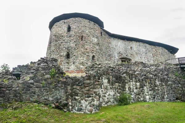 Castelo medieval de Raseborg sobre uma rocha na Finlândia no verão — Fotografia de Stock