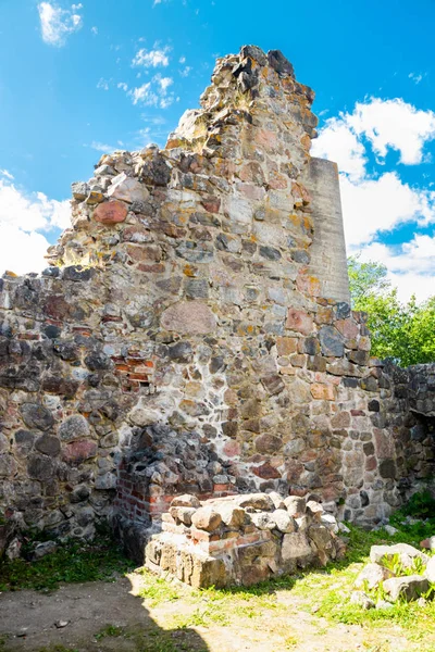 Ruinas del castillo de Kuusisto en el soleado día de verano en Kaarina, Finlandia . — Foto de Stock