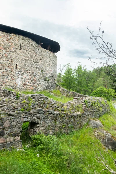 Castelo medieval de Raseborg sobre uma rocha na Finlândia no verão — Fotografia de Stock