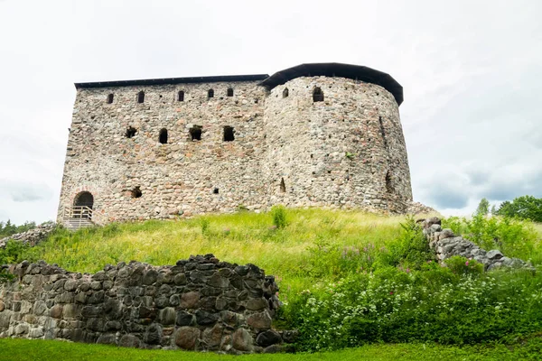 Castillo medieval Raseborg en una roca en Finlandia en verano — Foto de Stock