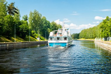 Lappeenranta, Finlandiya - 20 Haziran 2019: Saimaa kanalında yolcu gemisi, güzel yaz manzarası