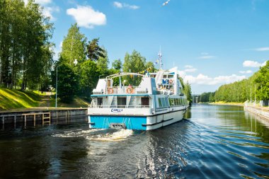 Lappeenranta, Finlandiya - 20 Haziran 2019: Saimaa kanalında yolcu gemisi, güzel yaz manzarası