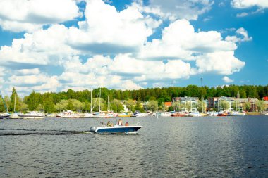 Lappeenranta, Finlandiya - 20 Haziran 2019: Güneşli bir yaz gününde yat ve teknelerle lappeenranta limanı