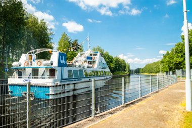 Lappeenranta, Finlandiya - 20 Haziran 2019: Saimaa kanalında yolcu gemisi, güzel yaz manzarası