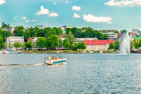 Lappeenrananta, Finsko – 20. června 2019: letní krajina s fontánou a čluny v přístavu Lappeenrananta na jezeře Saimaa. — Stock fotografie