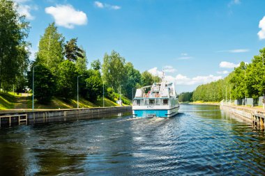 Lappeenranta, Finlandiya - 20 Haziran 2019: Saimaa kanalında yolcu gemisi, güzel yaz manzarası