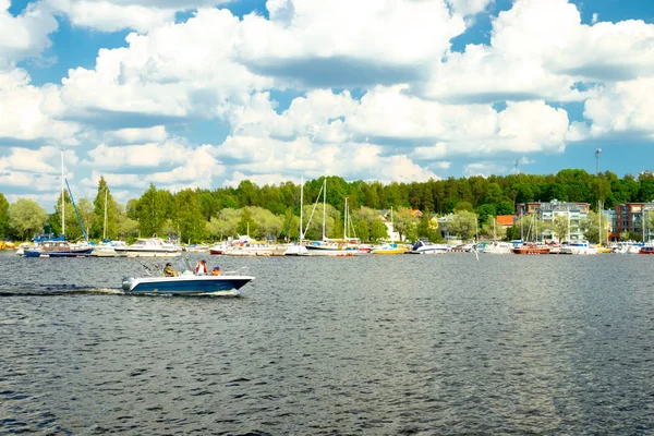 Lappeenrananta, Finsko – 20. června 2019: Lappeenranta port s jachtou a čluny za slunného letního dne — Stock fotografie