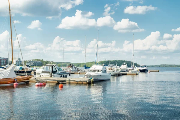 Lappeenranta, Finlandia - 20 de junio de 2019: Puerto de Lappeenranta con yates y barcos en un día soleado de verano — Foto de Stock