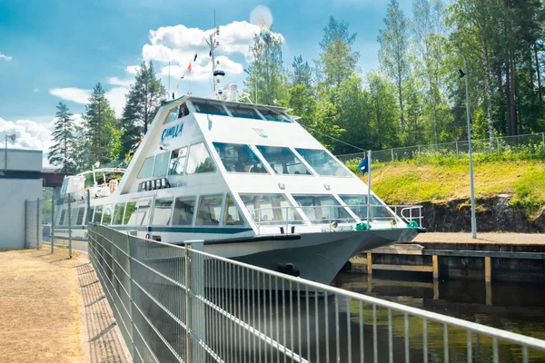 Lappeenranta, Finlândia - 20 de junho de 2019: navio de cruzeiro no canal Saimaa, bela vista de verão — Fotografia de Stock