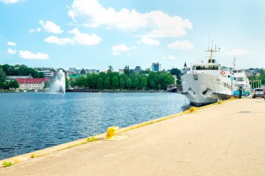 Lappeenranta, Finlandiya - 20 Haziran 2019: Saimaa gölündeki Lappeenranta limanında çeşme li ve teknelerle yaz manzarası.