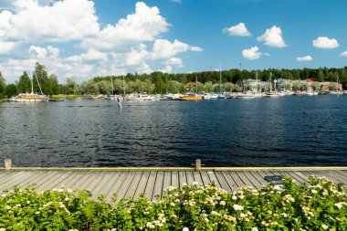 Lappeenranta, Finlandiya - 20 Haziran 2019: Güneşli bir yaz gününde yat ve teknelerle lappeenranta limanı