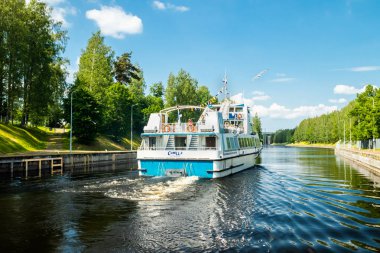 Lappeenranta, Finlandiya - 20 Haziran 2019: Saimaa kanalında yolcu gemisi, güzel yaz manzarası