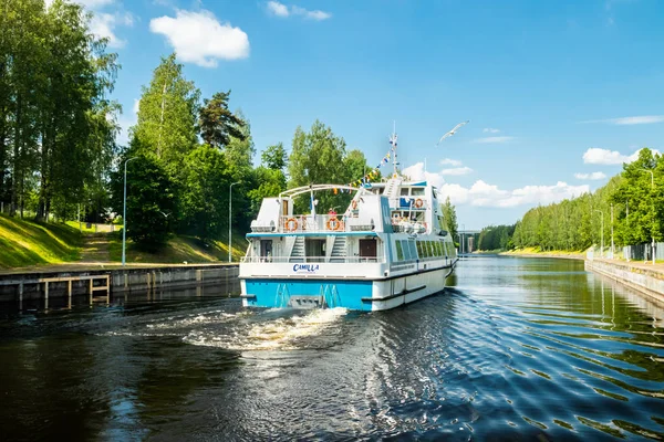 Lappeenranta, Finlandiya - 20 Haziran 2019: Saimaa kanalında yolcu gemisi, güzel yaz manzarası