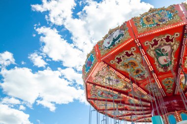 Tampere, Finlandiya-24 Haziran 2019: Ride Swing Carousel mavi gökyüzü arka planda eğlence parkı Sarkanniemi hareket içinde
