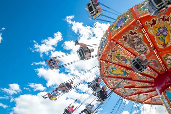 Tampere, Finlandiya-24 Haziran 2019: Ride Swing Carousel mavi gökyüzü arka planda eğlence parkı Sarkanniemi hareket içinde — Stok fotoğraf